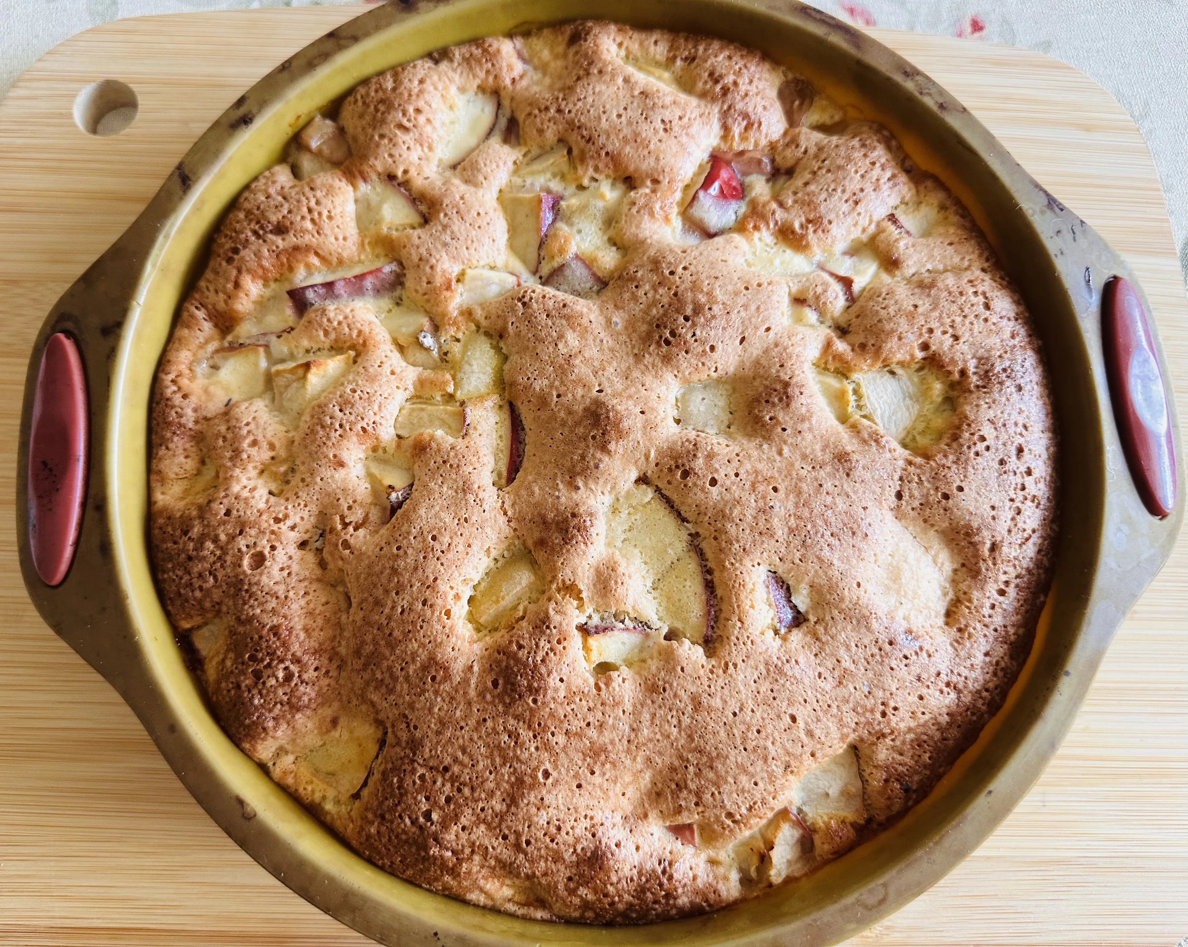 Шарлотка с яблоками: классический рецепт