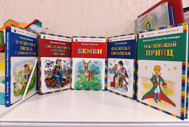 Детская книжная полка для семейного чтения: лучшие книги для ребенка