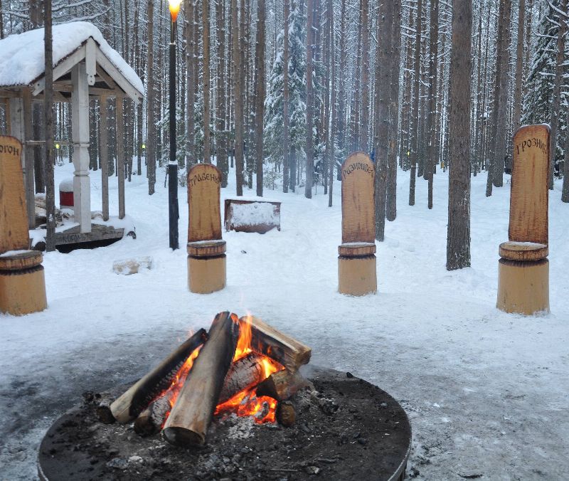 Великий Устюг, тропа сказок, троны у костра братьев Двенадцать месяцев