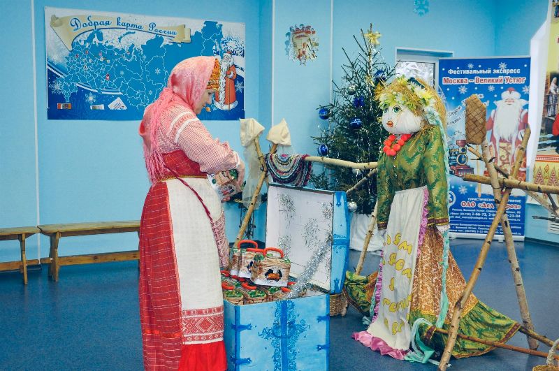 В Вотчине деда Мороза, детям дарят новогодние подарки